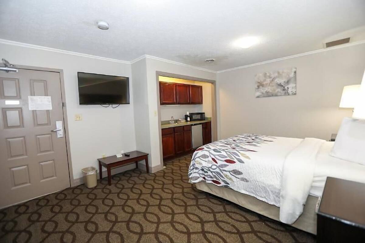 办公桌、笔记本电脑工作区、遮光窗帘、熨斗/熨衣板