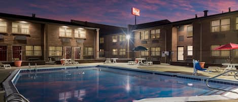 Seasonal outdoor pool, pool umbrellas, sun loungers