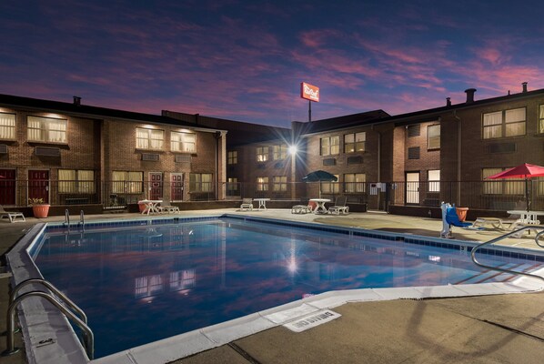 Seasonal outdoor pool, pool umbrellas, sun loungers