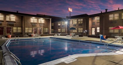 Red Roof Inn & Suites Lexington - Hamburg