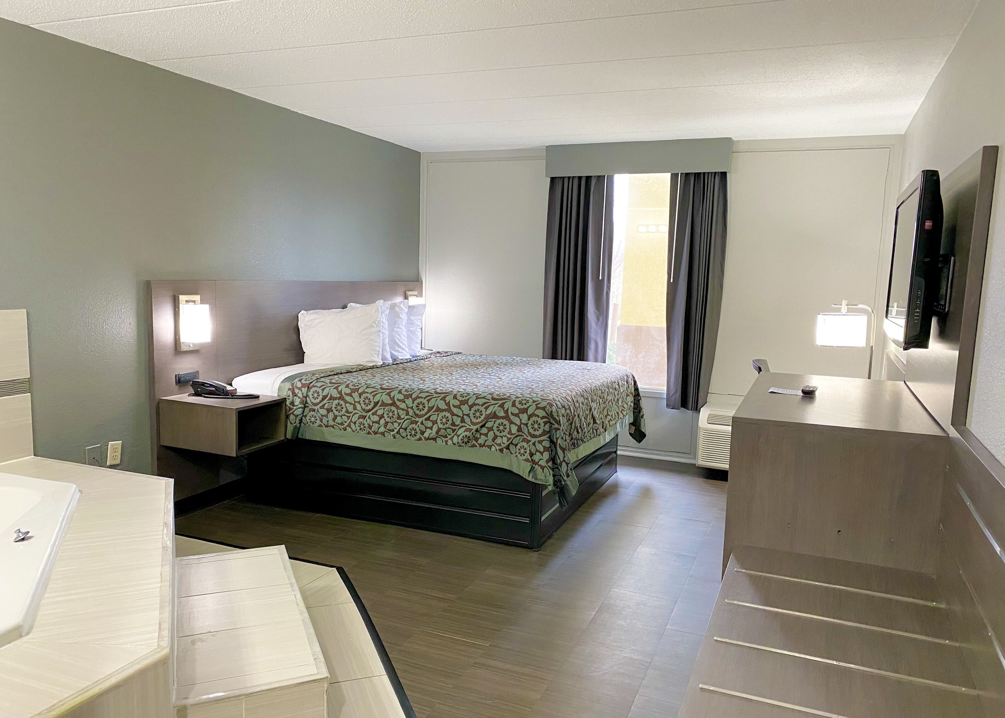 Skrivebord, mørklægningsgardiner, strygejern/strygebræt, gratis Wi-Fi