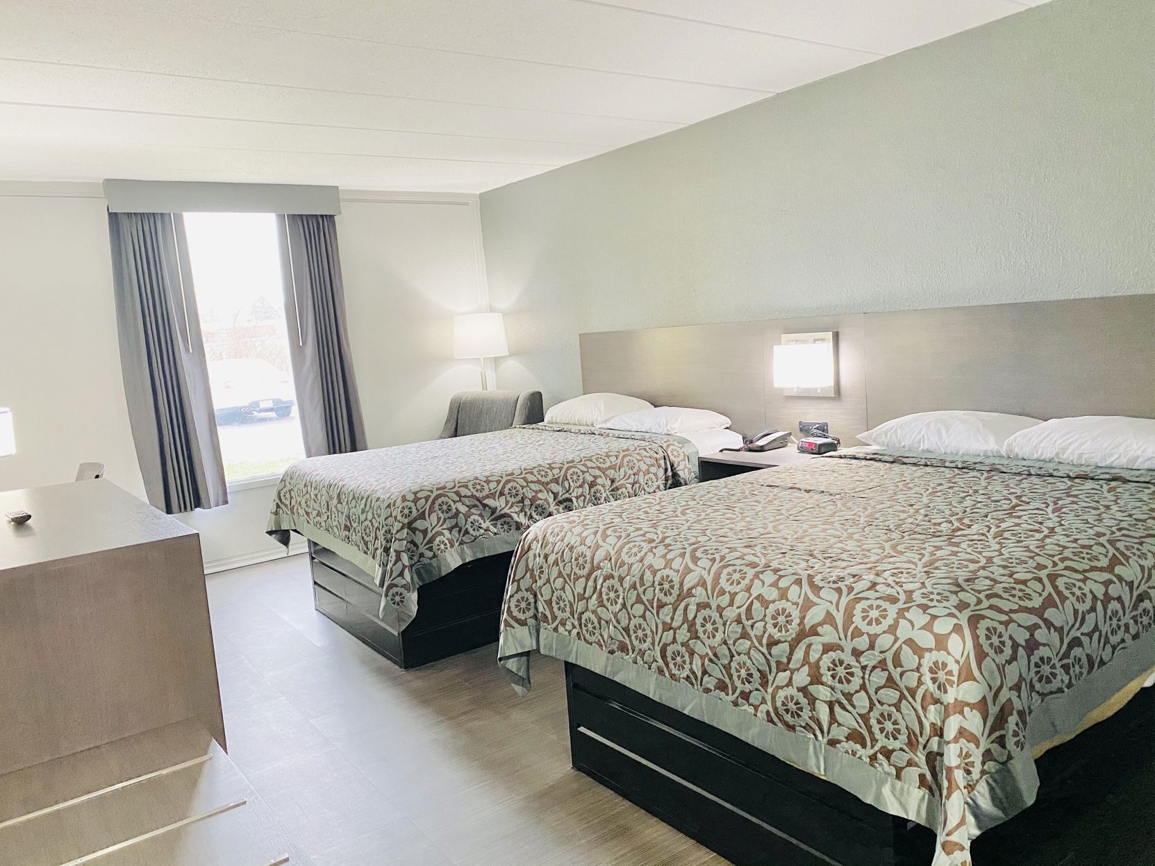 Skrivebord, mørklægningsgardiner, strygejern/strygebræt, gratis Wi-Fi