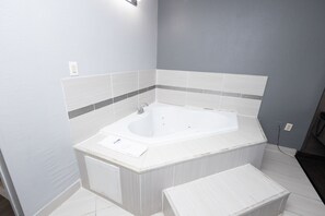 Escritorio, cortinas opacas, tabla de planchar con plancha y wifi gratis
