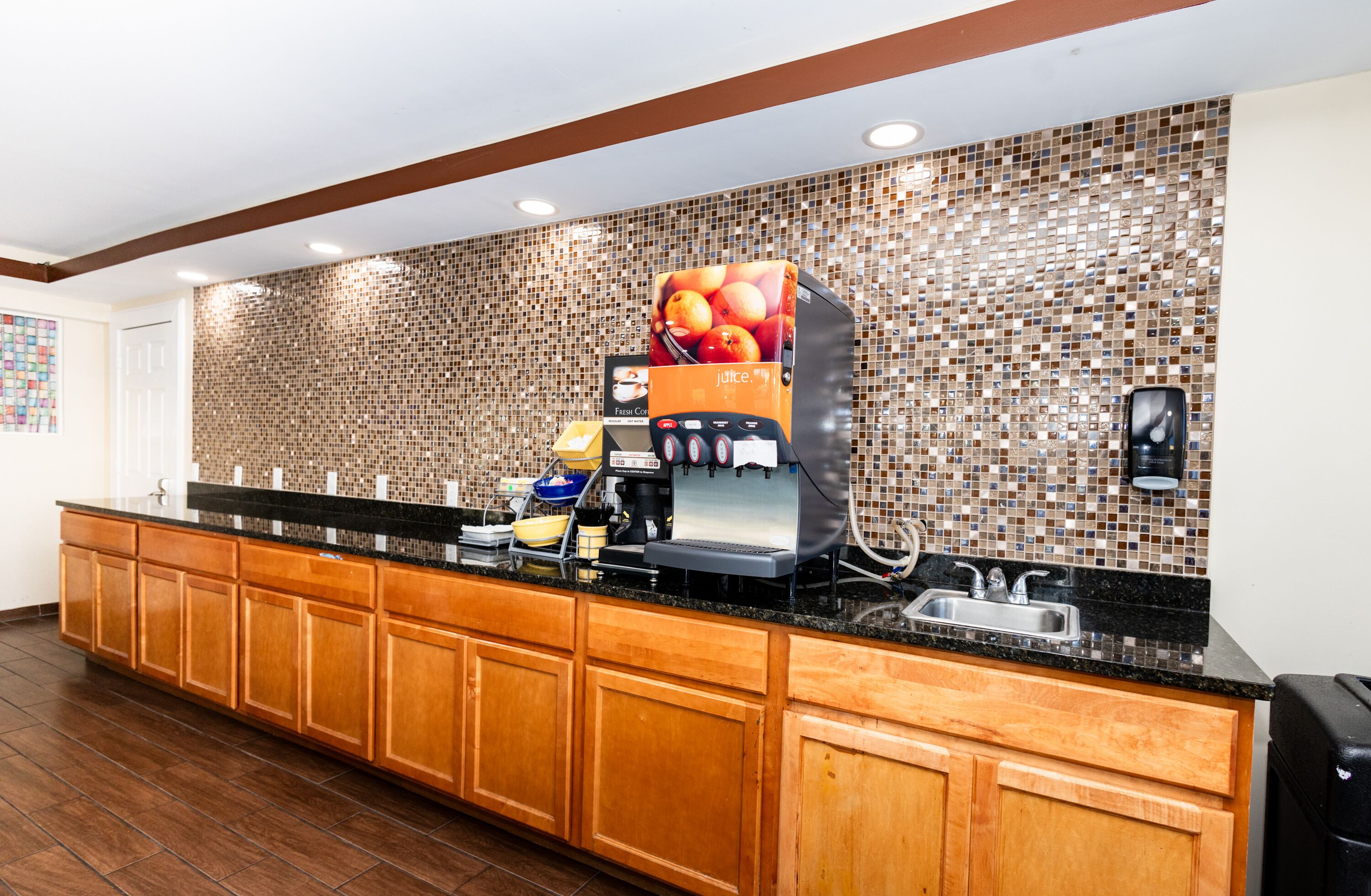 Free continental breakfast on weekends 