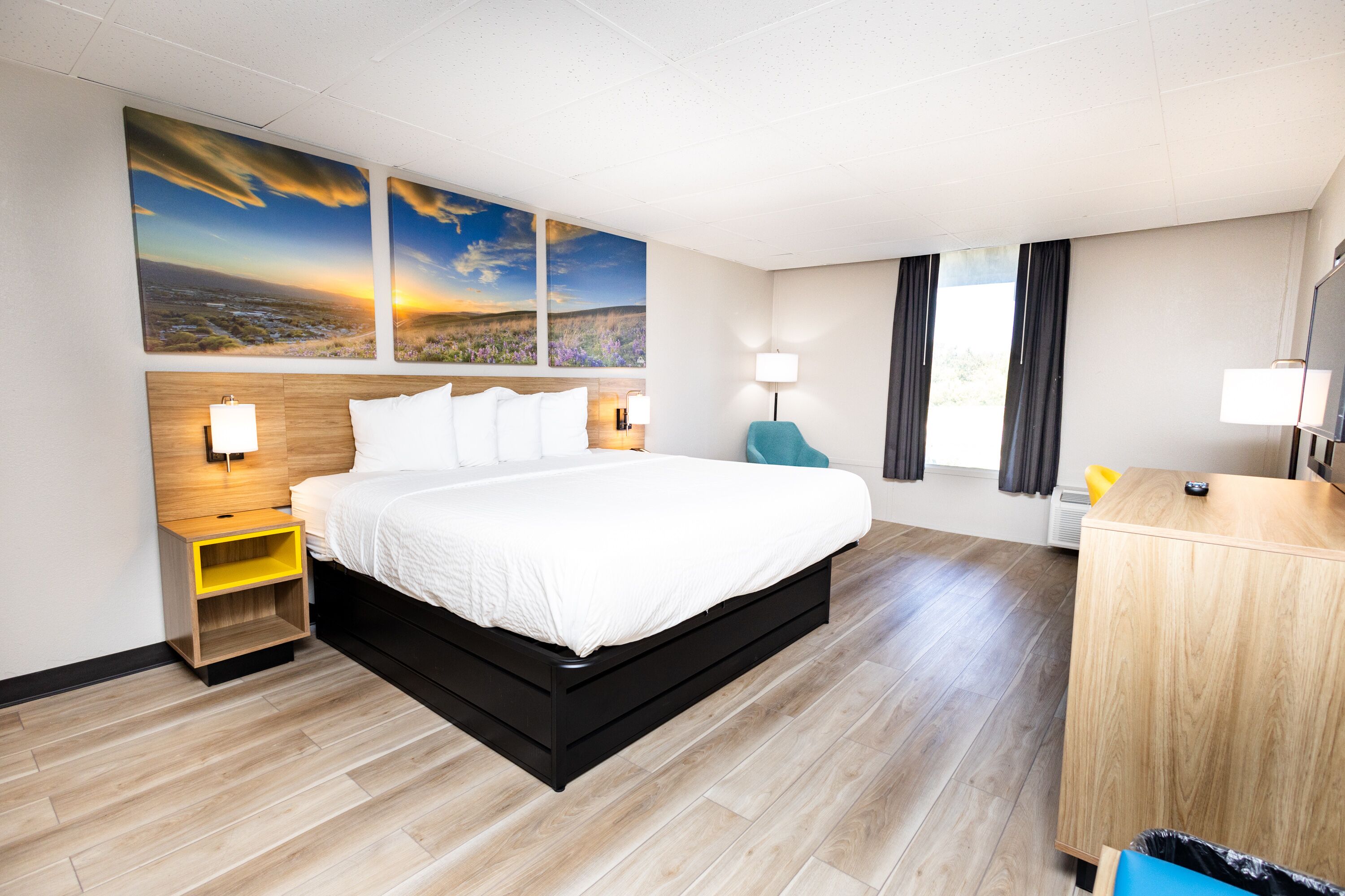 Escritorio, cortinas blackout y tabla de planchar con plancha . Days Inn by Wyndham Sharonville