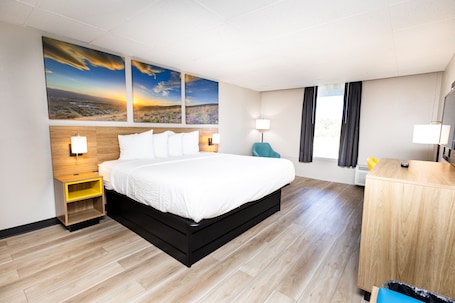 Escritorio, cortinas blackout y tabla de planchar con plancha . Days Inn by Wyndham Sharonville