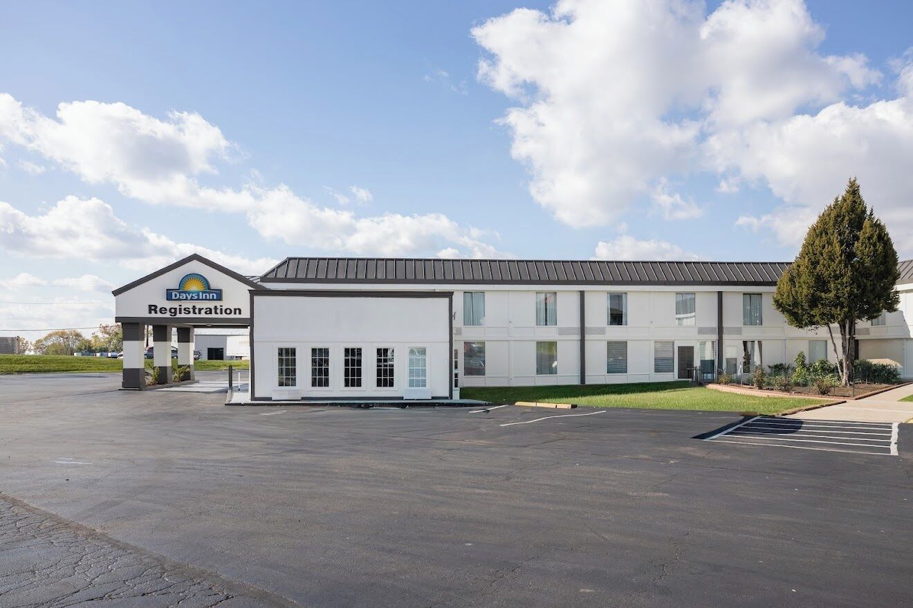 A Days Inn registration building with a modern design, featuring a flat roof and large windows.