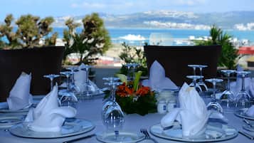3 restaurants, breakfast, lunch, dinner served; international cuisine