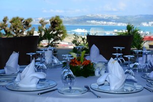 3 restaurants, breakfast, lunch, dinner served; international cuisine