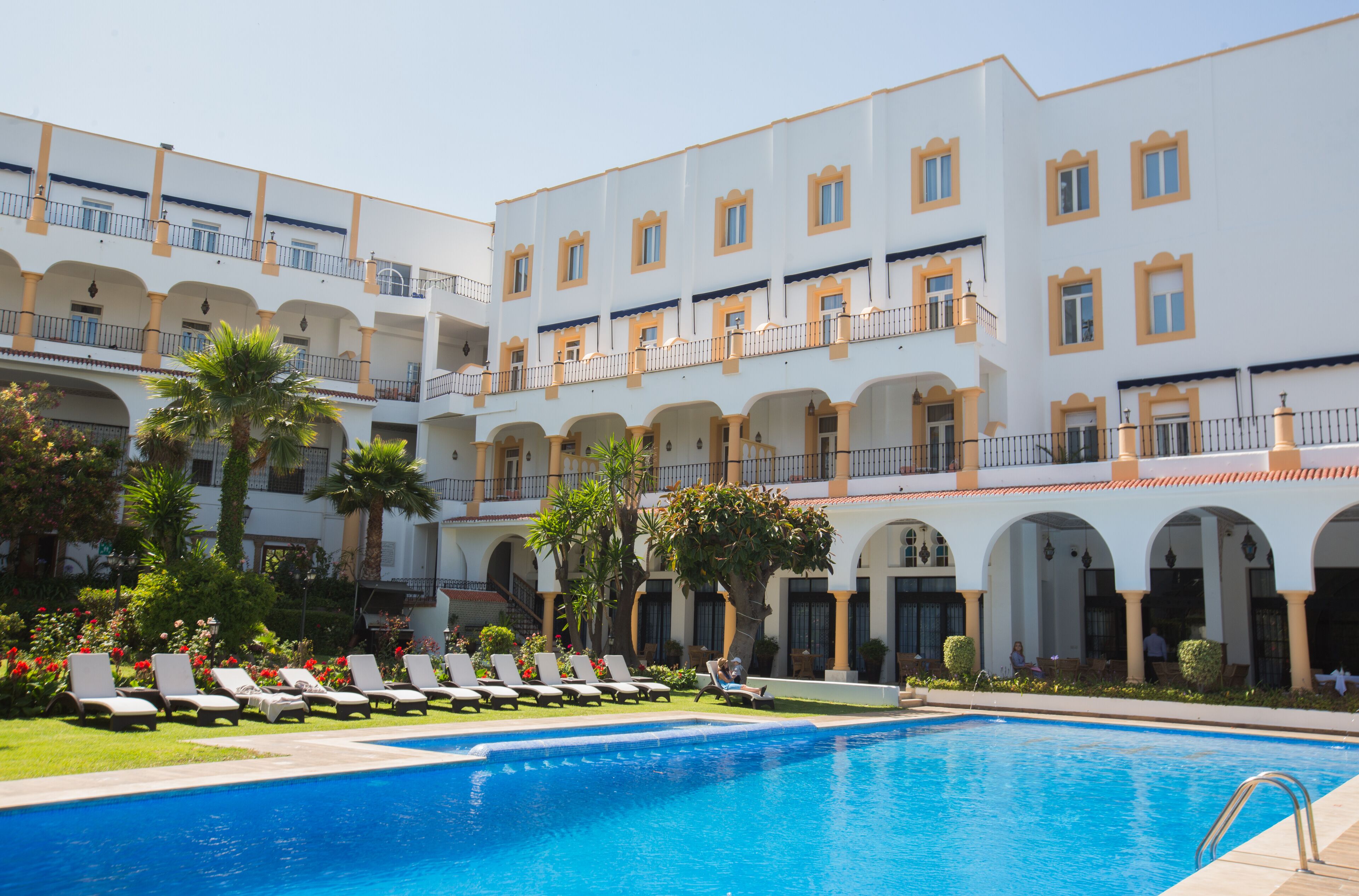Habitación doble superior | Piscina | Una piscina cubierta, una piscina al aire libre, sombrillas, tumbonas