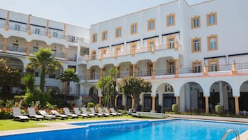 Habitación doble superior | Piscina | Una piscina cubierta, una piscina al aire libre, sombrillas, tumbonas
