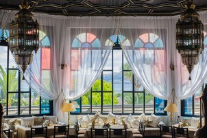 3 restaurants, breakfast, lunch, dinner served; international cuisine