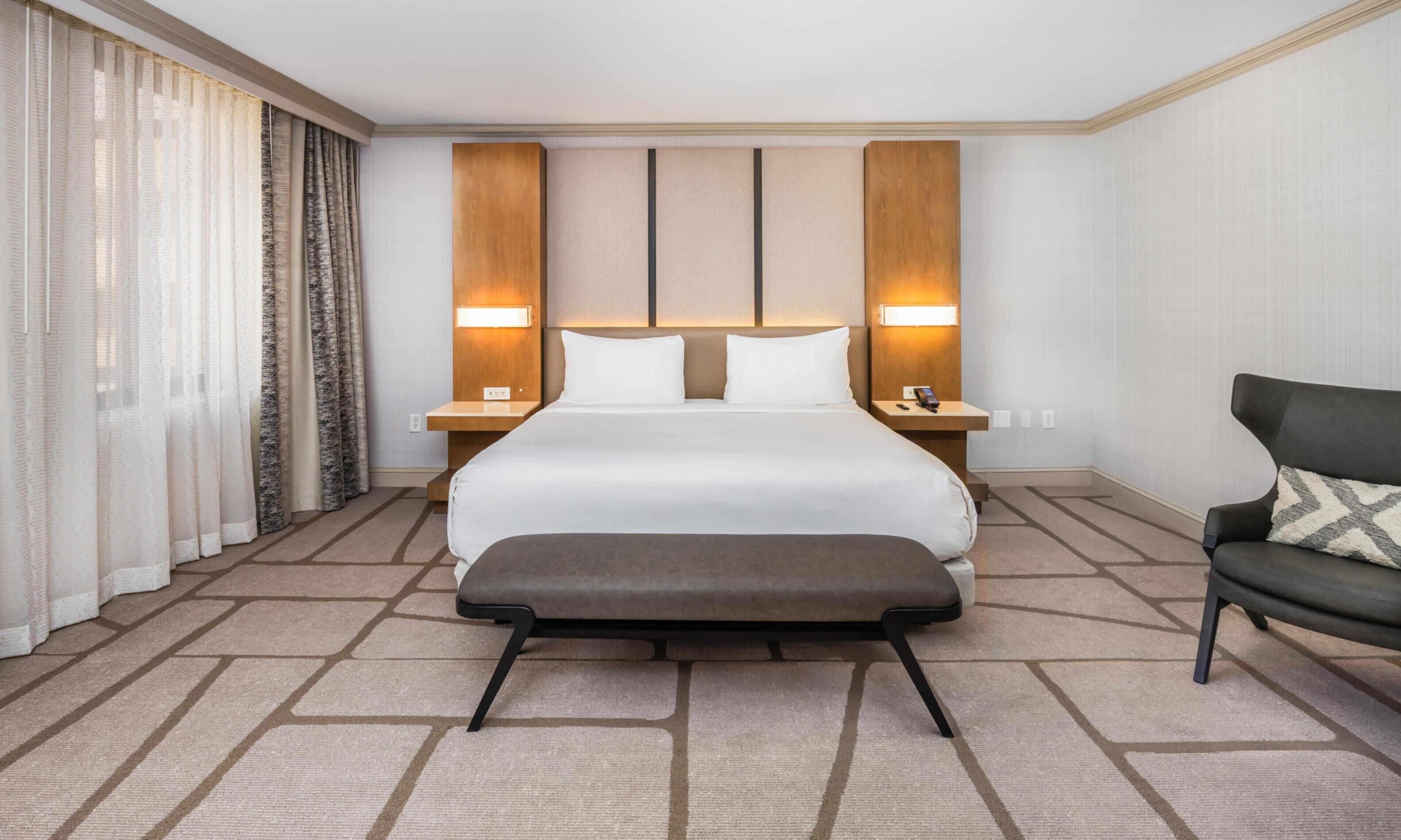 Deluxe kamer, 1 kingsize bed | Een kluis op de kamer, een laptopwerkplek, verduisterende gordijnen
