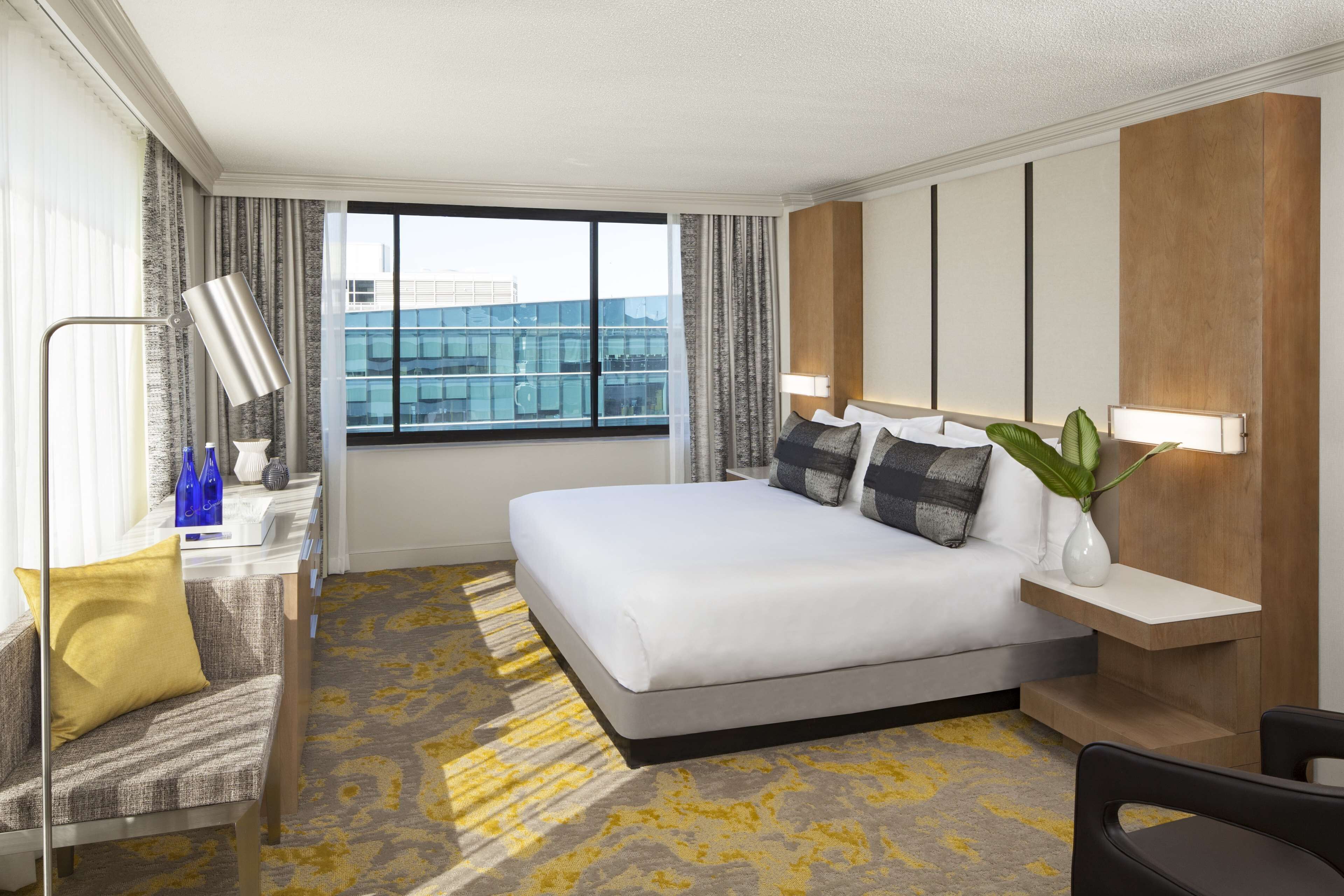 In-room safe, laptop workspace, blackout drapes, iron/ironing board