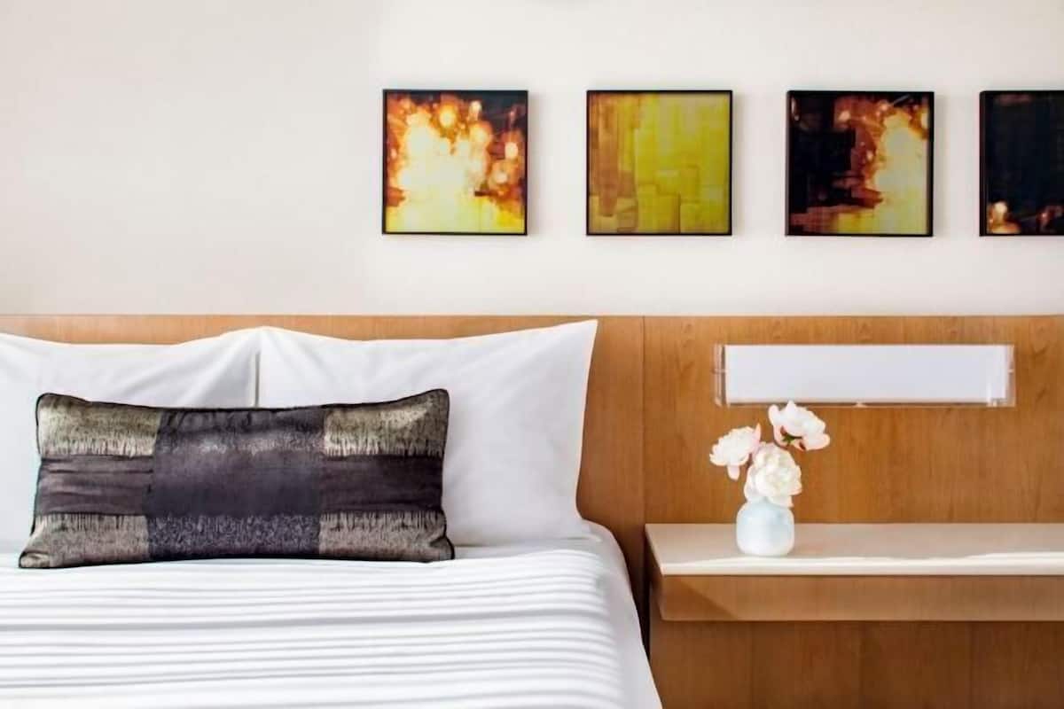 In-room safe, laptop workspace, blackout drapes, iron/ironing board