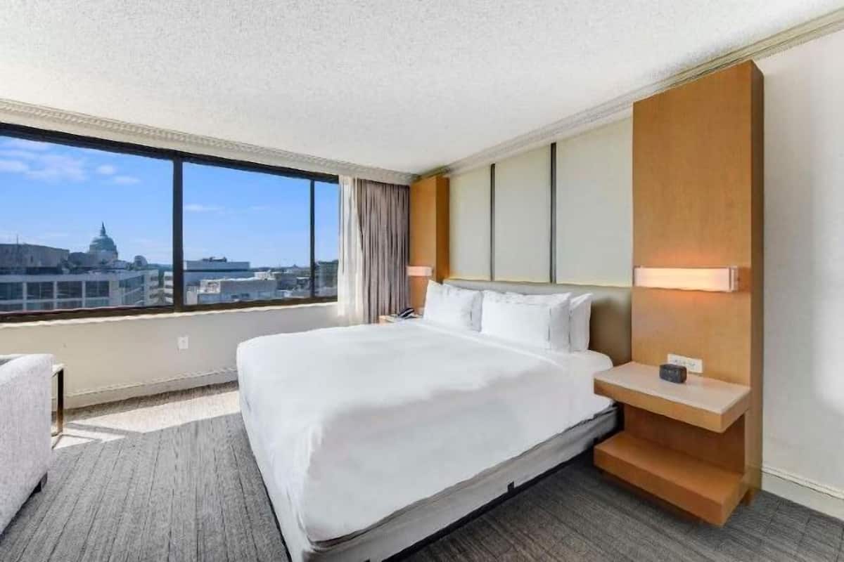 Caja fuerte, espacio para trabajar con un portátil, cortinas opacas