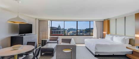 Chambre Deluxe, 1 trĂšs grand lit (Capitol View) | Coffre-fort, espace de travail pour ordinateurs portables