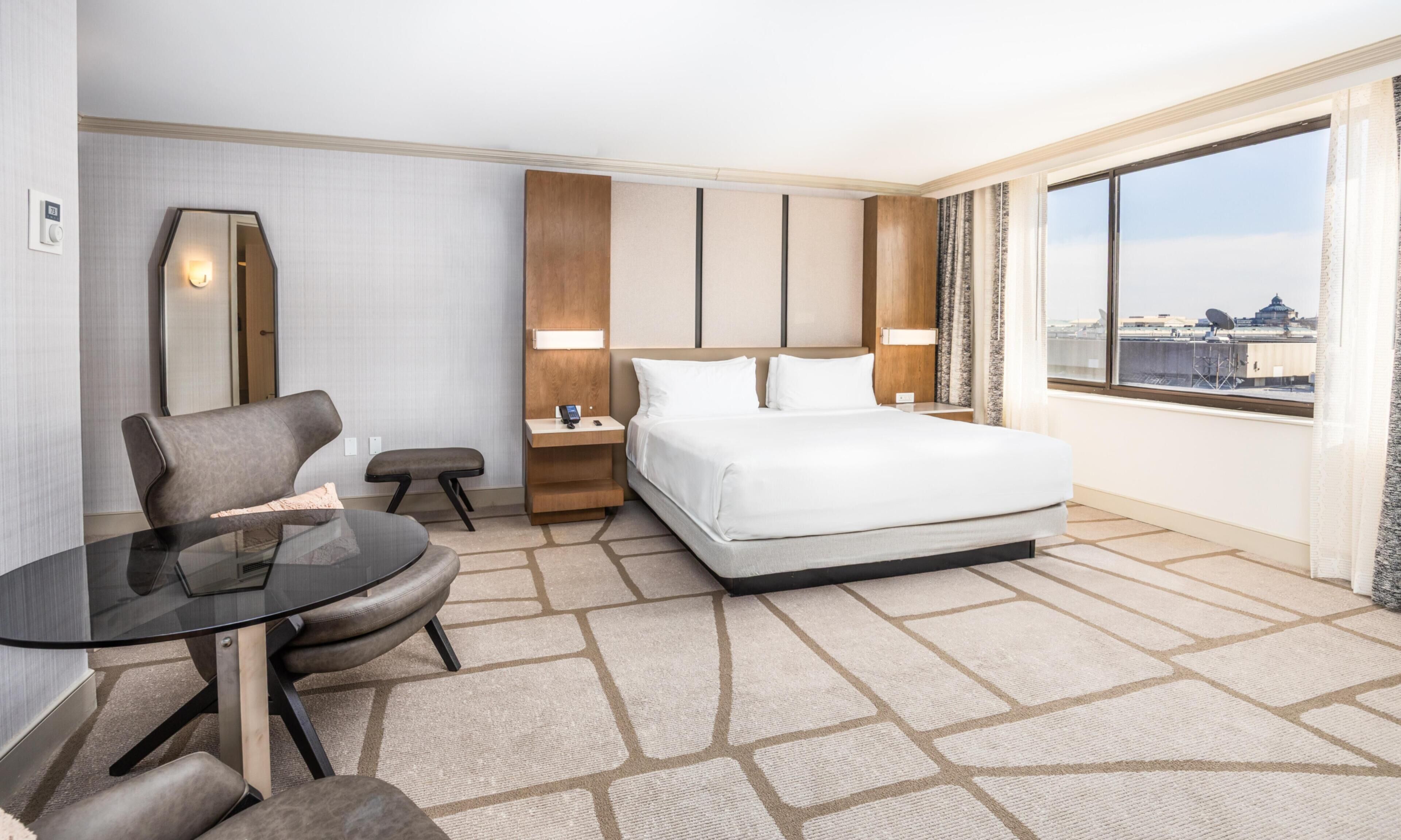 Deluxe kamer, 1 kingsize bed (Capitol View) | Een kluis op de kamer, een laptopwerkplek, verduisterende gordijnen