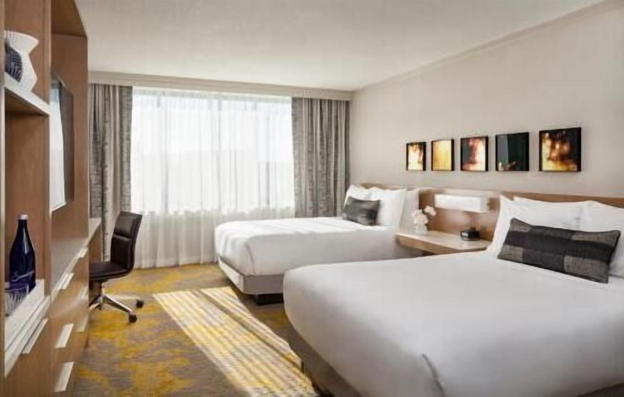 In-room safe, laptop workspace, blackout drapes, iron/ironing board