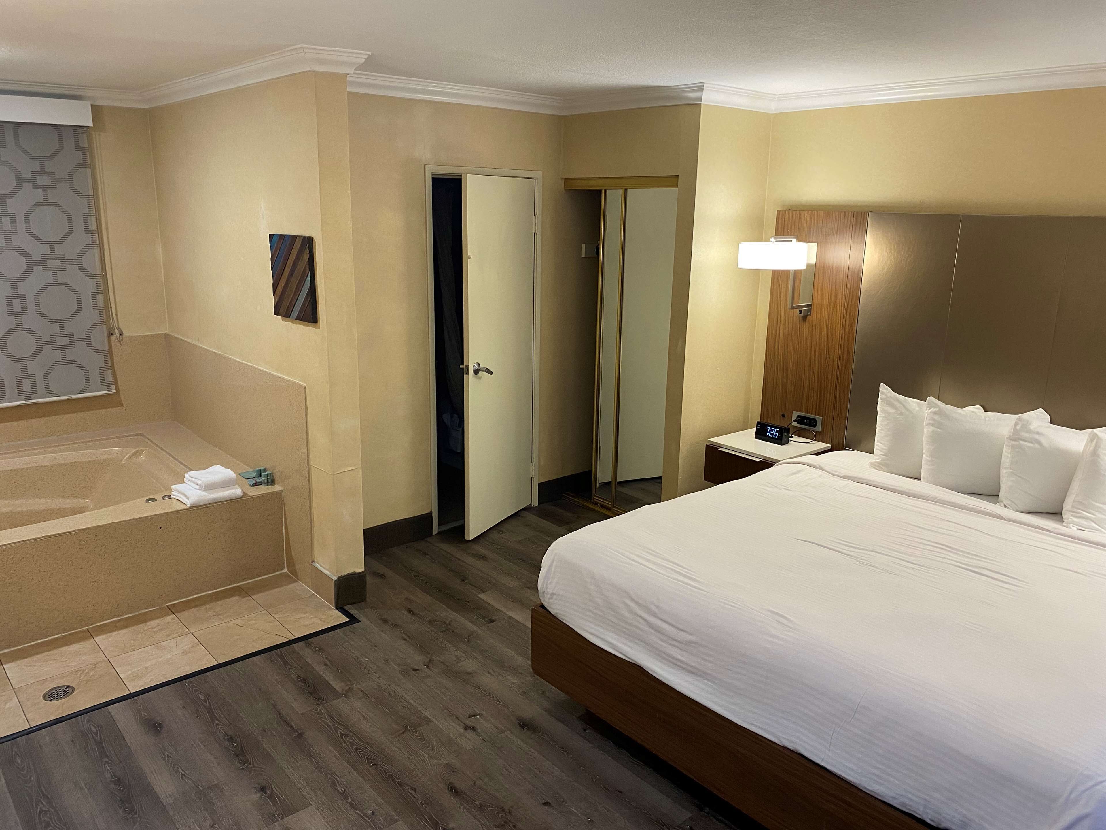 Photo - Best Western Hollywood Plaza Inn Hotel - Hollywood Walk of Fame LA