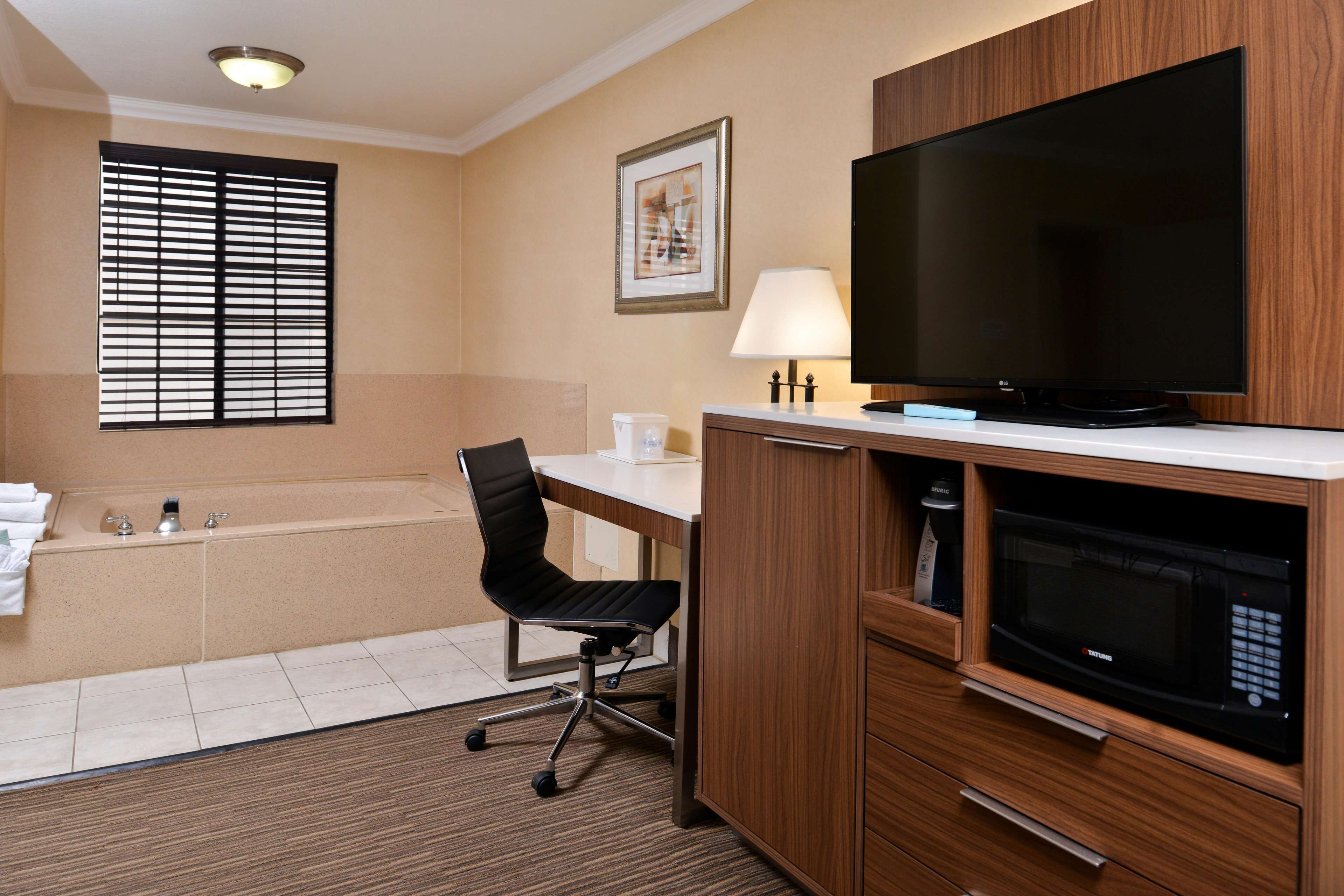 Photo - Best Western Hollywood Plaza Inn Hotel - Hollywood Walk of Fame LA