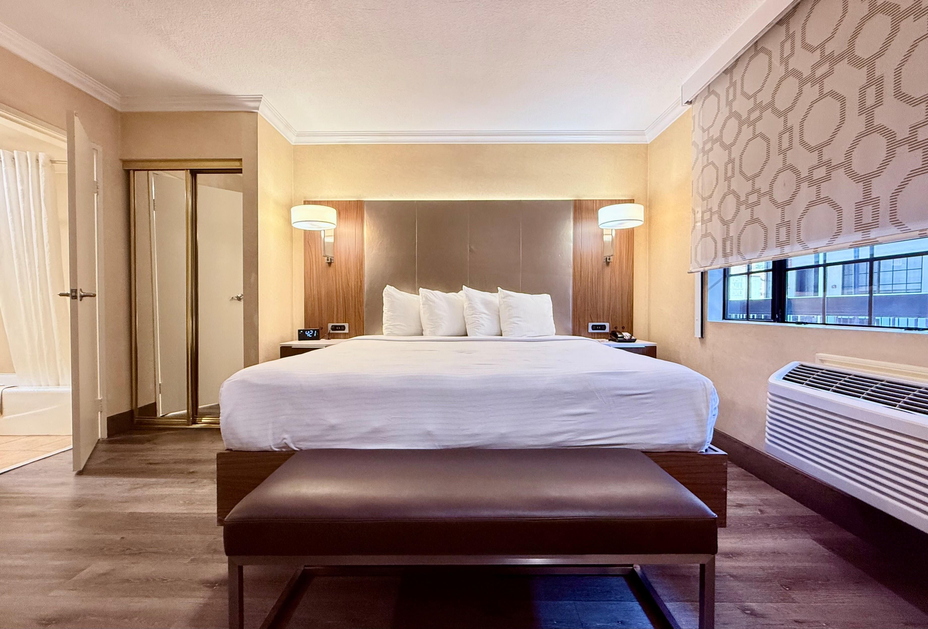 Quarto standard, 1 cama King, para não fumantes, banheira de hidromassagem (Lower Level) | Cofres nos quartos, escrivaninha, espaço de trabalho para notebook