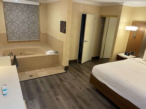 デラックス ルーム キングベッド 1 台 禁煙 ジェットバス | セーフティボックス (室内)、デスク、ノートパソコン用作業スペース、遮光カーテン