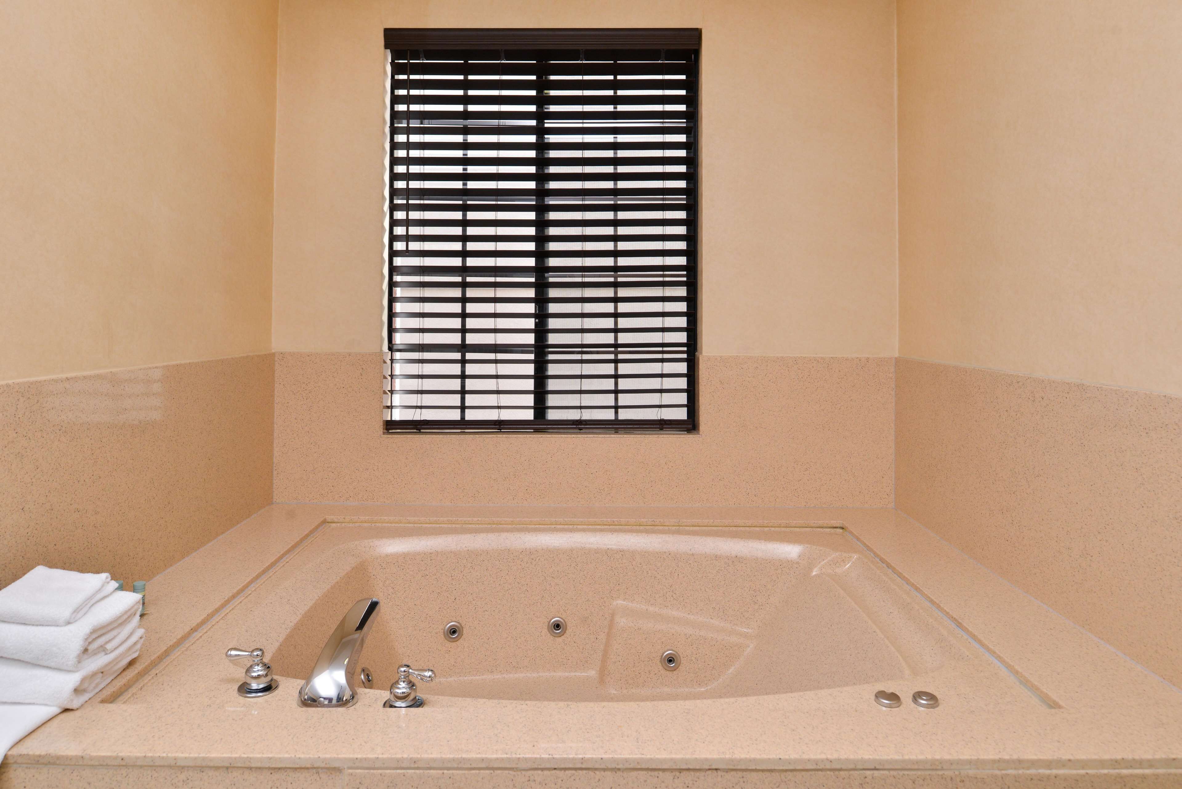 Photo - Best Western Hollywood Plaza Inn Hotel - Hollywood Walk of Fame LA