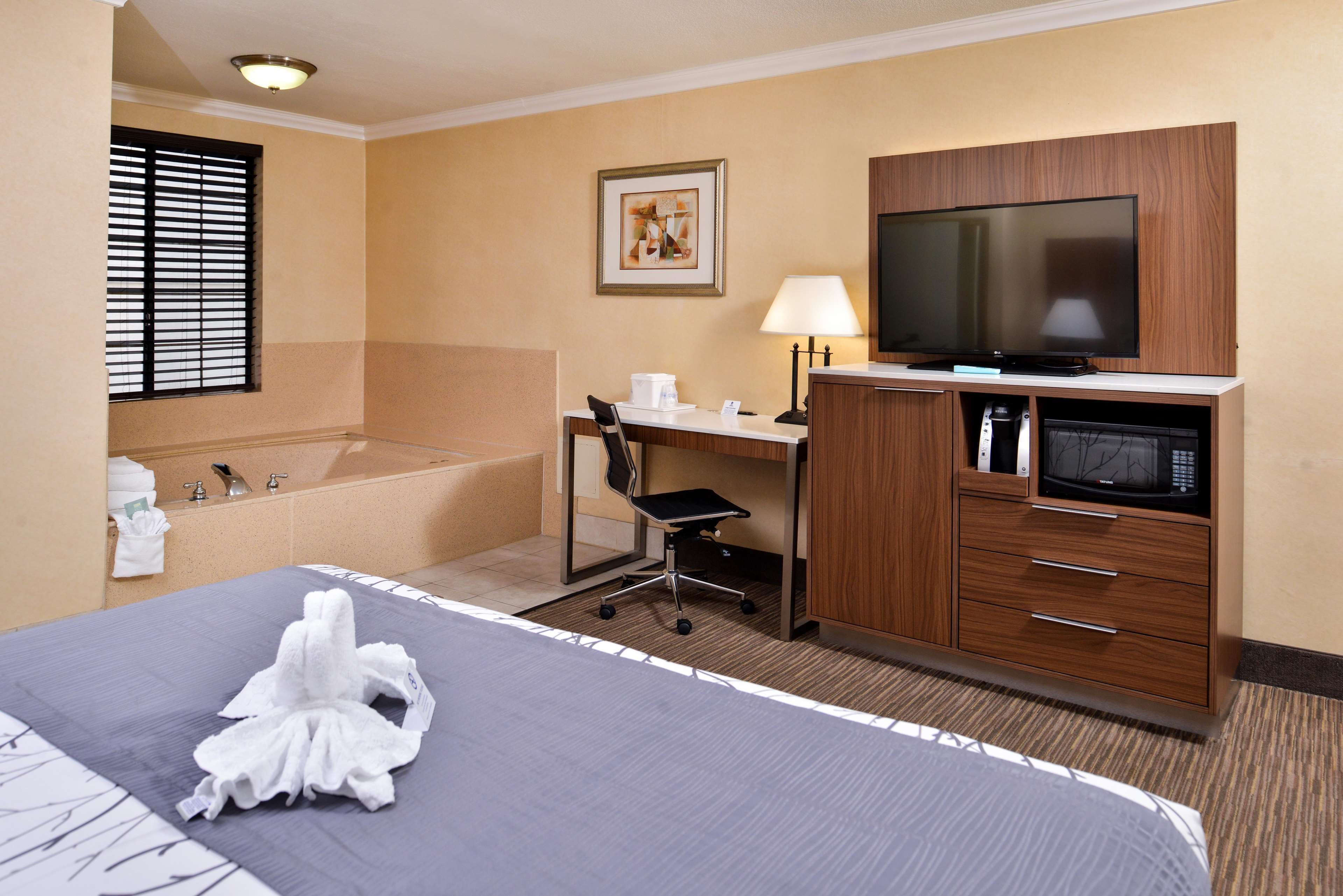 Photo - Best Western Hollywood Plaza Inn Hotel - Hollywood Walk of Fame LA