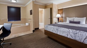 Chambre Deluxe, 1 très grand lit, non-fumeurs, baignoire à jets | Coffres-forts dans les chambres, bureau