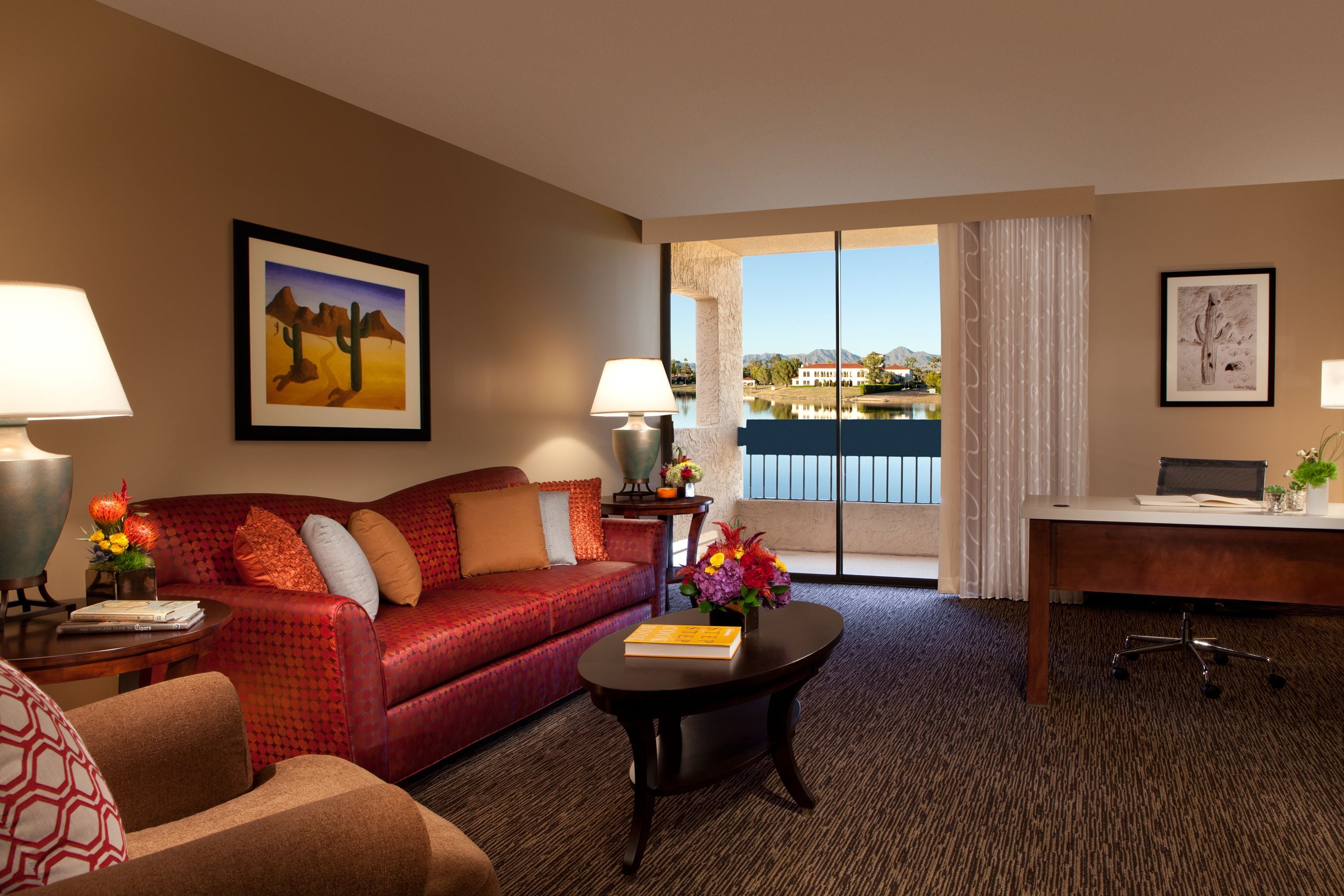 Värdeförvaringsskåp på rummet, skrivbord och arbetsyta för laptop