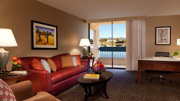 Värdeförvaringsskåp på rummet, skrivbord och arbetsyta för laptop