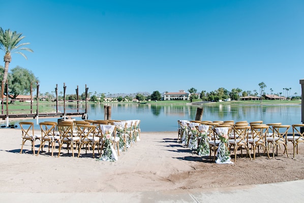 Pantai persendirian, kerusi lepak pantai, payung, tuala pantai