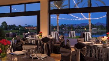 Serviço de café da manhã, almoço, jantar; vistas para a praia