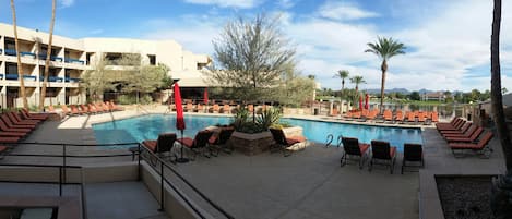 Ulkouima-allas avoinna 8.00–22.00, maksullisia cabañoita, aurinkovarjoja