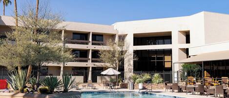 Utomhuspool, cabanor (tilläggsavgift) och parasoller