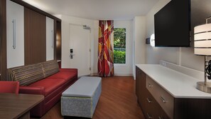 客房内保险箱、笔记本电脑工作区、遮光窗帘、熨斗/熨衣板