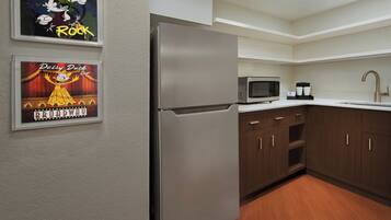 Fridge, coffee/tea maker