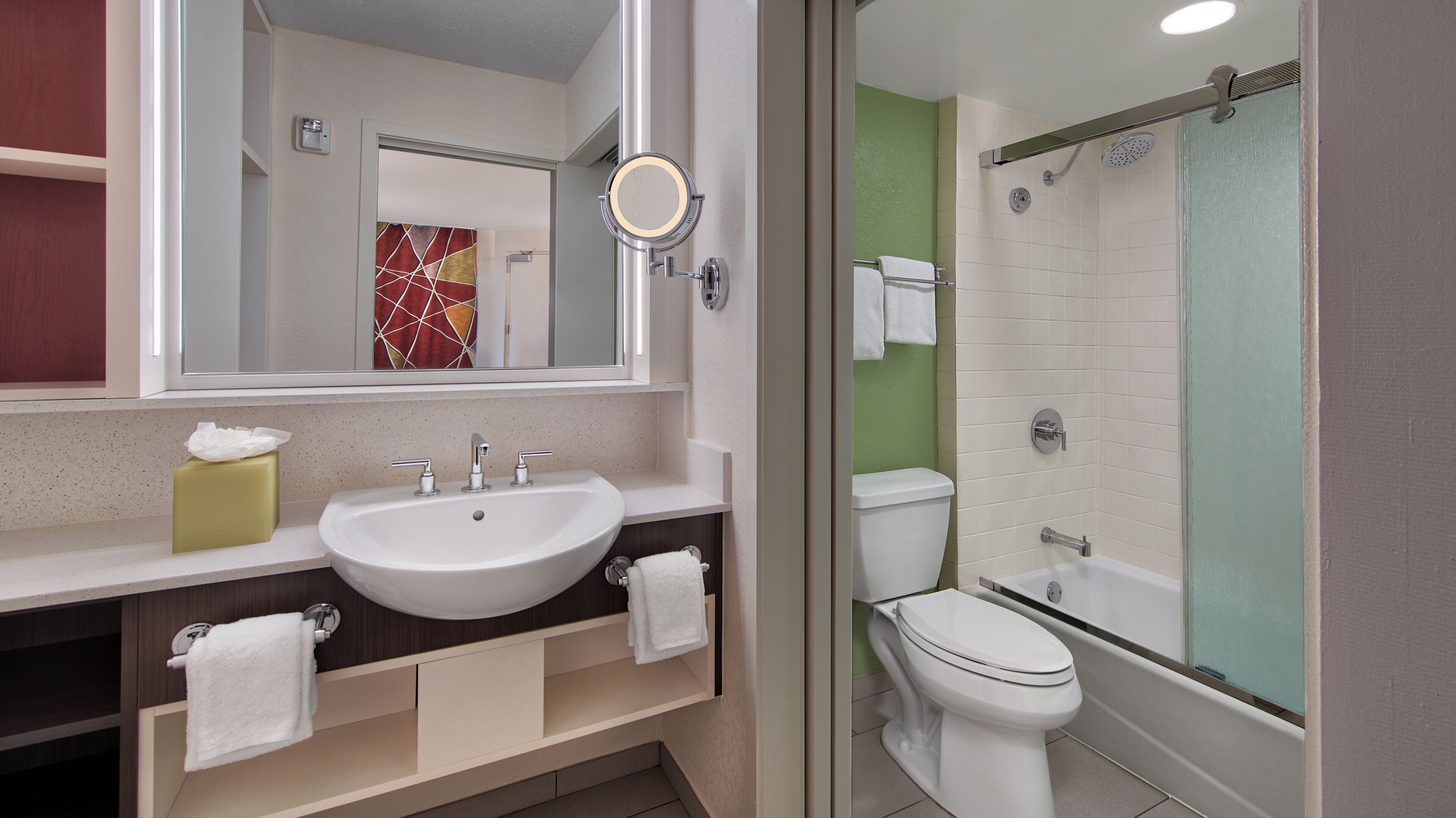 Une salle de bain avec un lavabo, des toilettes et une douche.