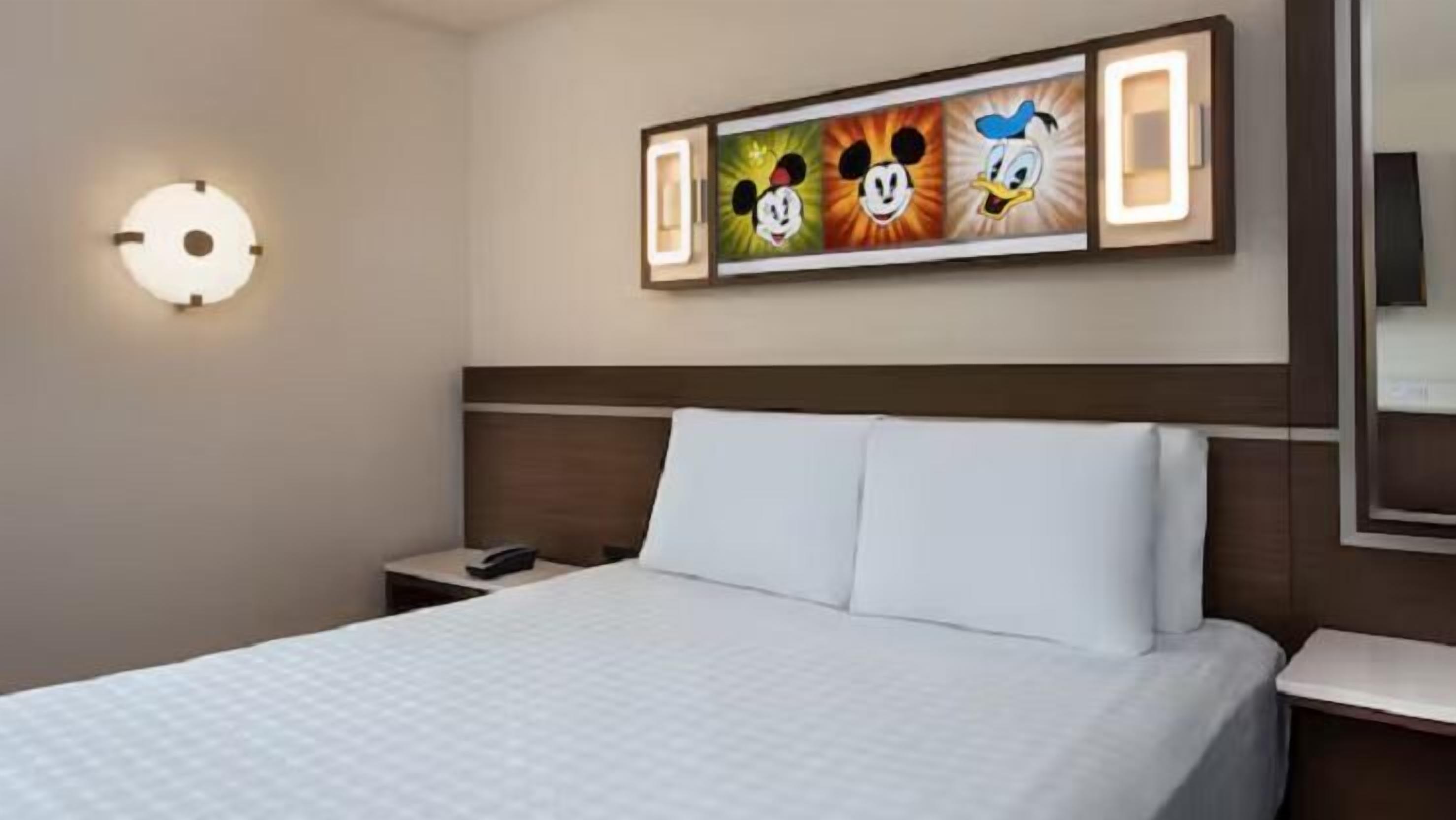 Een kluis op de kamer, een laptopwerkplek, verduisterende gordijnen