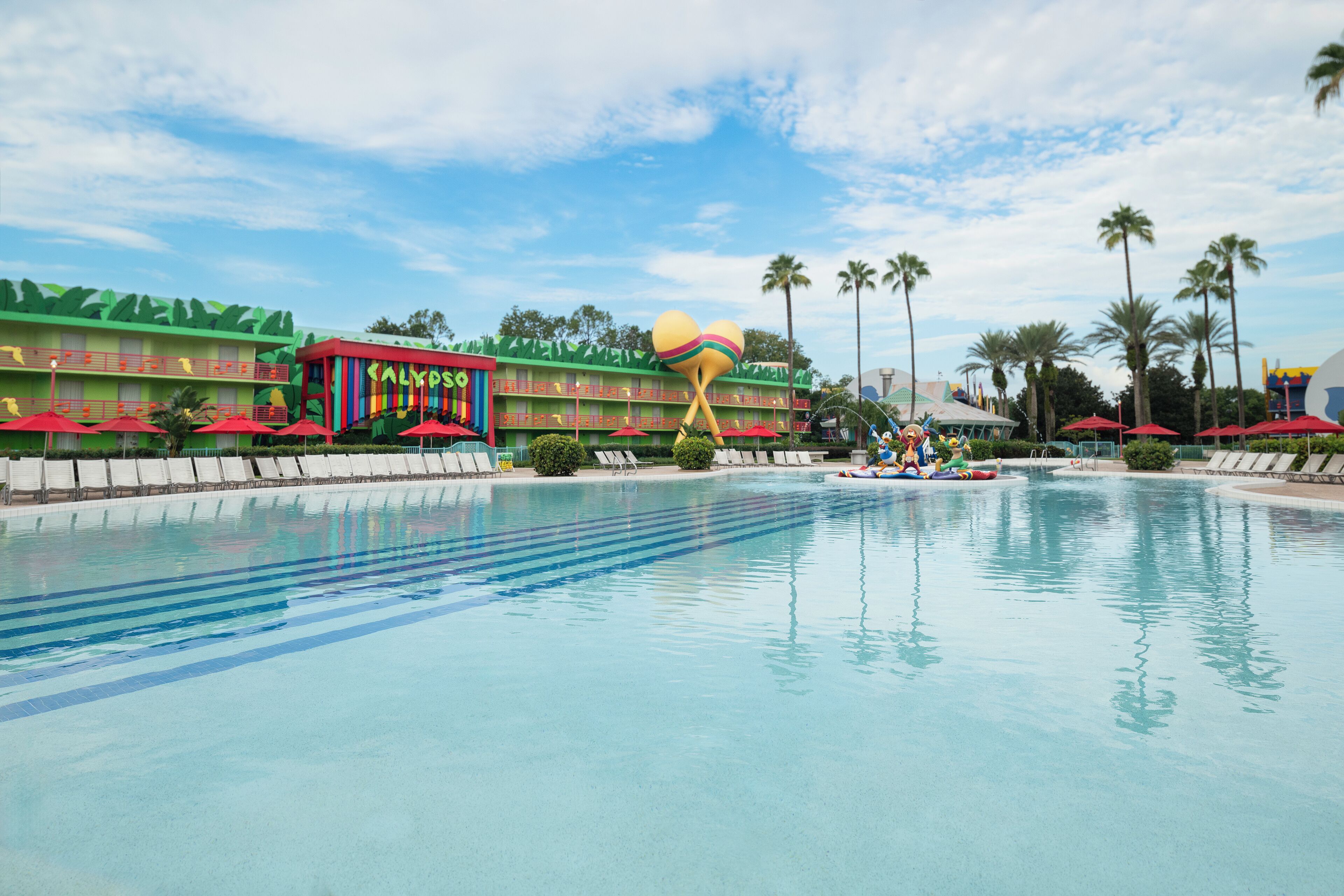 2 室外游泳池，池畔遮阳伞，日光浴躺椅
