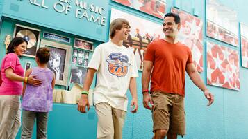 Un edificio con un cartel que dice "Hall of Fame".