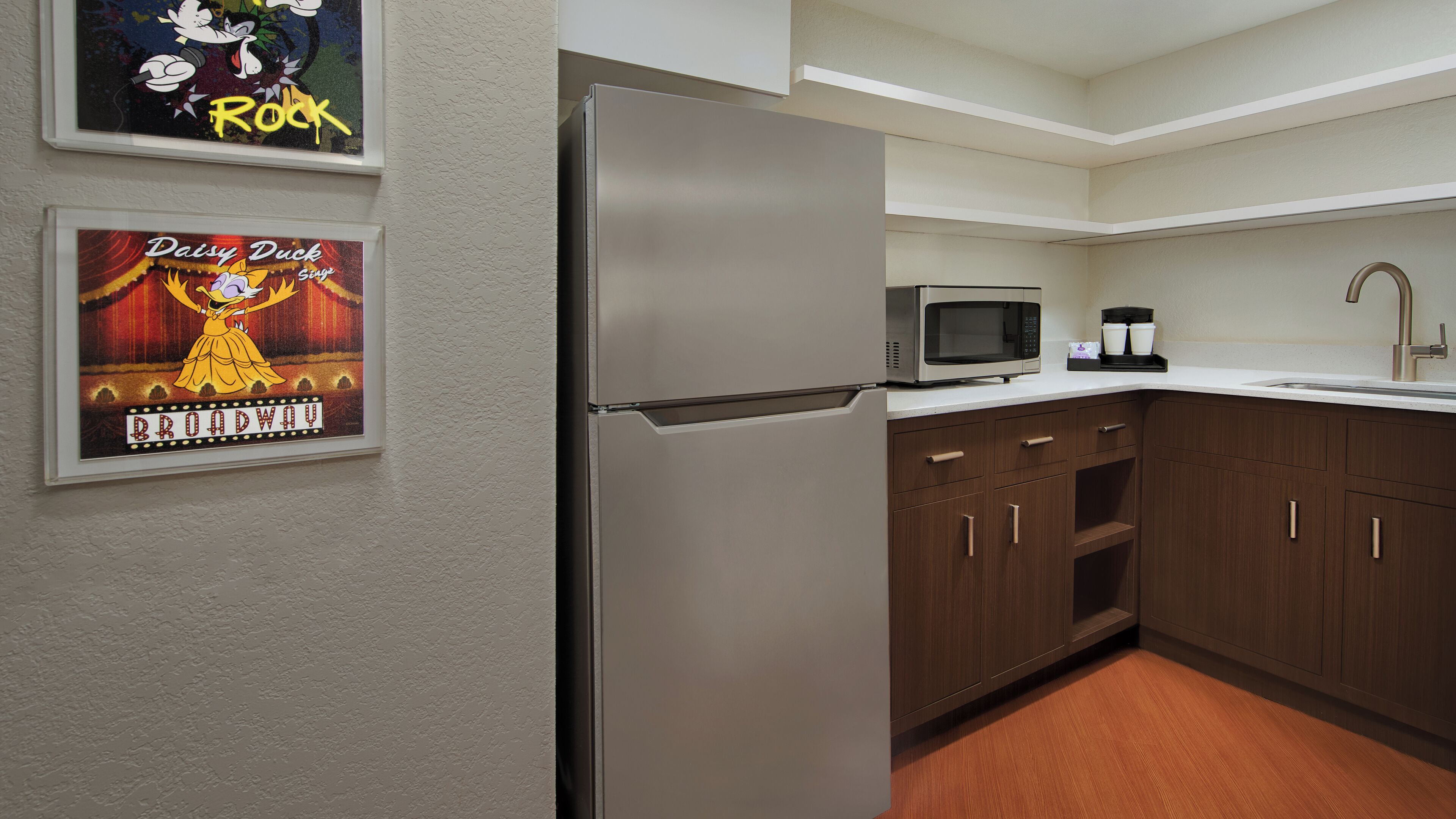 Familie suite | Woonruimte | Een 55-inch televisie met kabelzenders en een dvd-speler