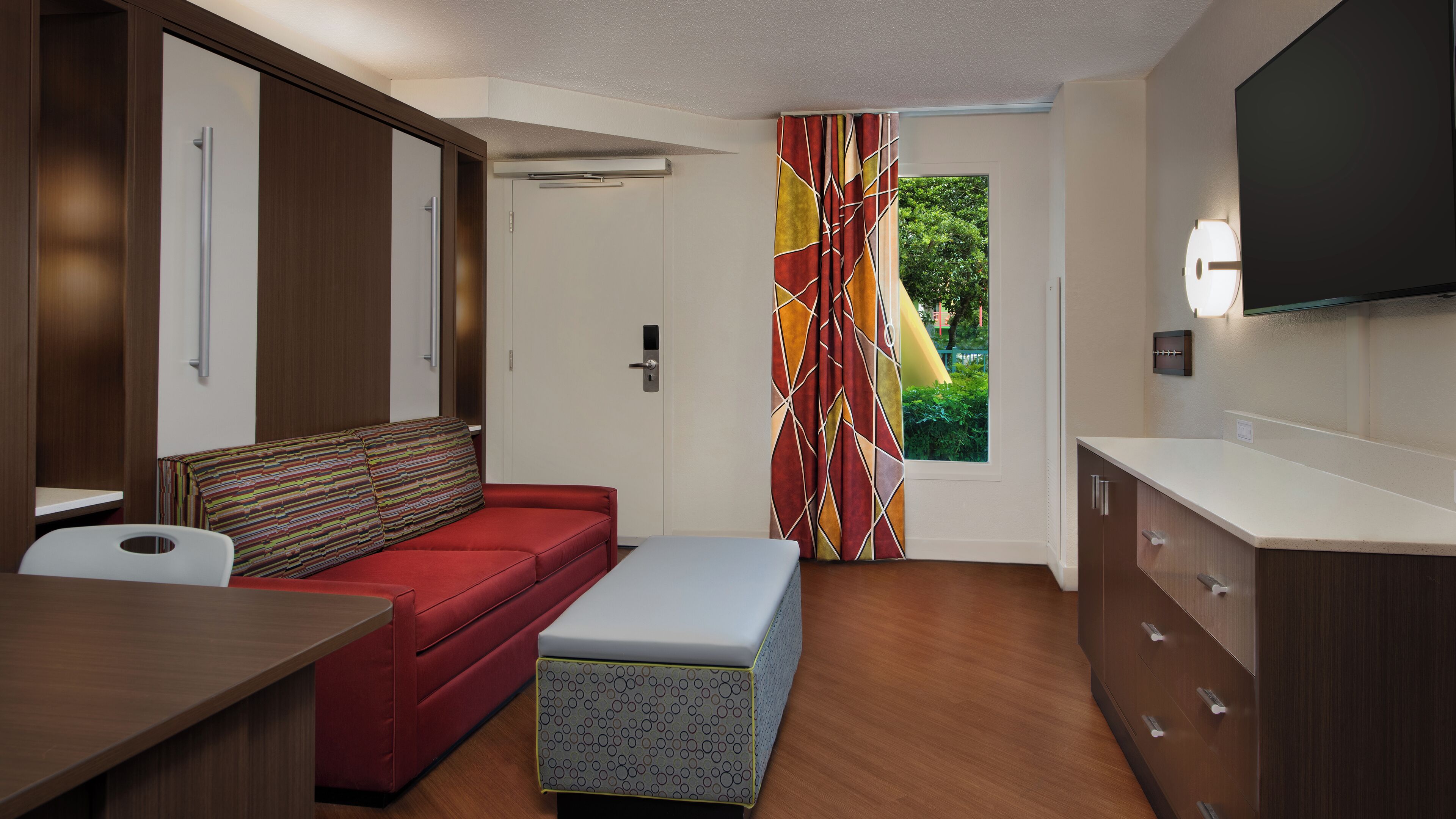 Family Suite | Oppholdsområde | En 55-tommers TV med kabel-kanaler samt DVD-spiller