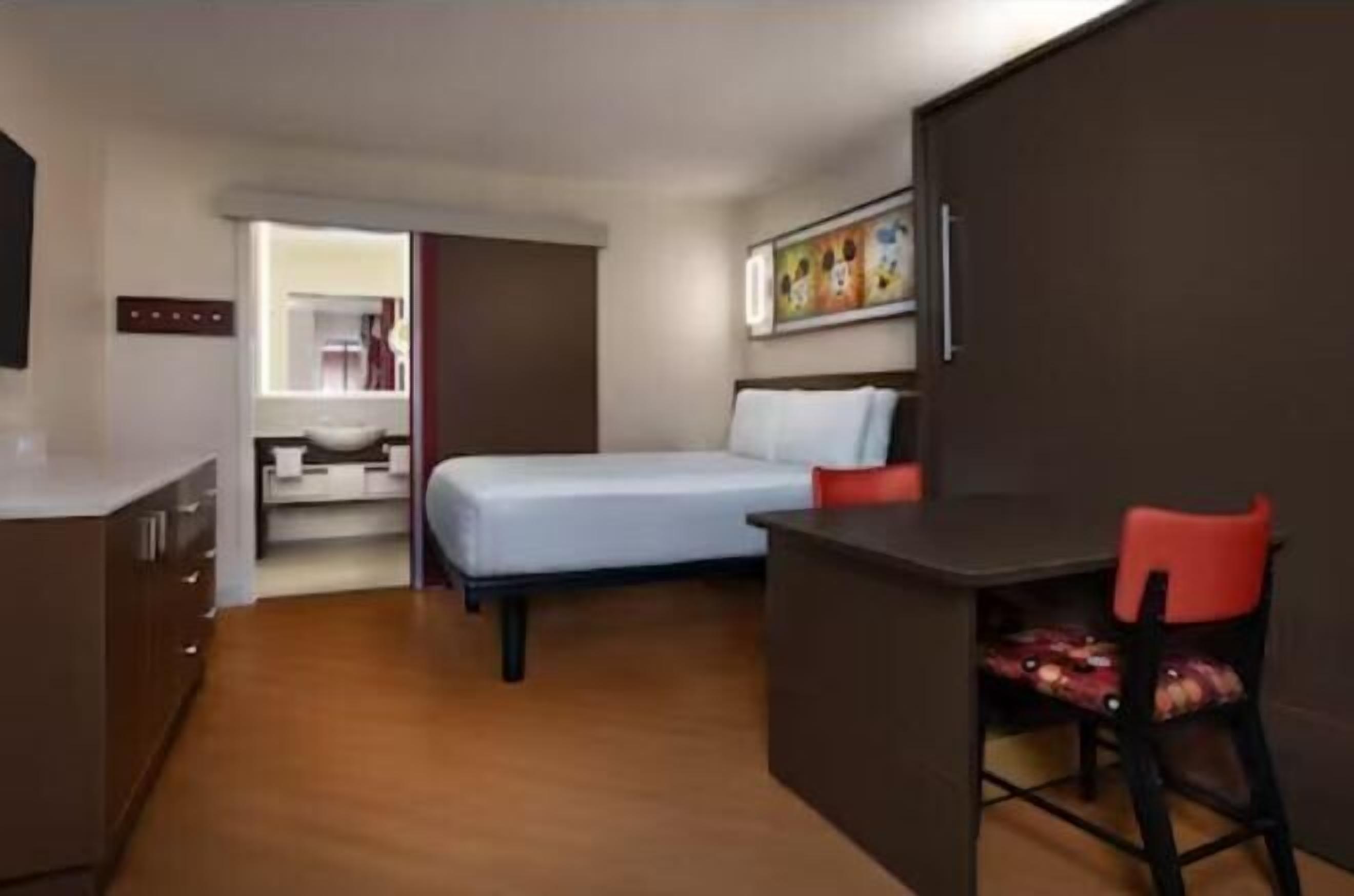 Een kluis op de kamer, een laptopwerkplek, verduisterende gordijnen