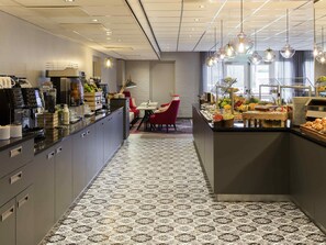 Desayuno buffet diario (EUR 25 por persona)