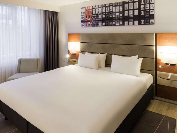 Standard Room, 1 King Bed, Non Smoking | 1 bedroom, in-room safe, desk, blackout drapes