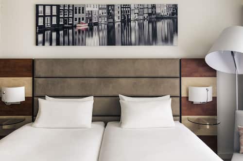 Standaard kamer, 2 eenpersoonsbedden, niet-roken | Een kluis op de kamer, een bureau, verduisterende gordijnen
