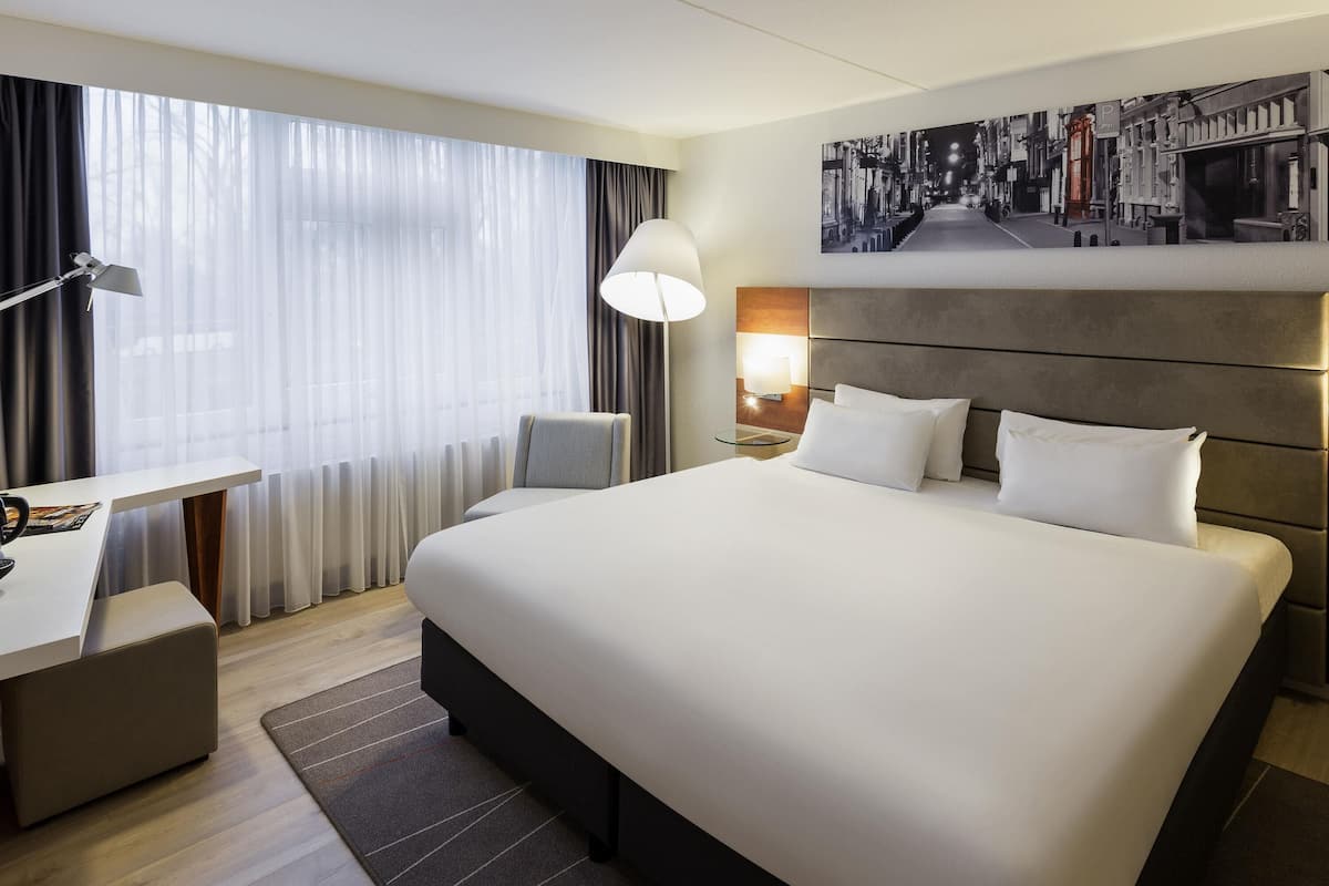 Superior kamer, 1 kingsize bed, niet-roken | Een kluis op de kamer, een bureau, verduisterende gordijnen