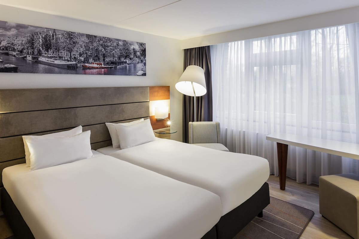 Standaard kamer, 2 eenpersoonsbedden, niet-roken | Een kluis op de kamer, een bureau, verduisterende gordijnen